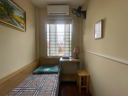a small room with a bed and a window at Ba Dinh Le rêveur Homestay in Hanoi