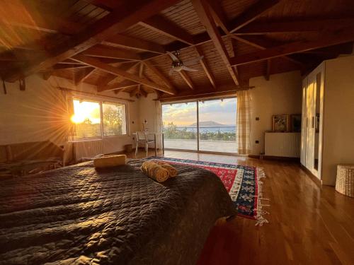 ein Schlafzimmer mit einem Bett und einem großen Fenster in der Unterkunft Seaview Haven in Kap Sounion