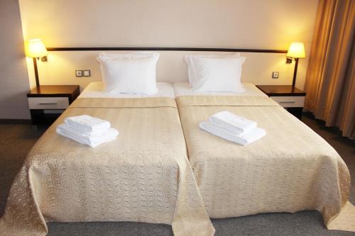 Postel nebo postele na pokoji v ubytování Kendros Hotel