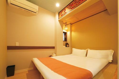 JR Namba within walking distance, 4 minutes walk from ASHI HARA BASHI Station on the circular line, 1F of a private house