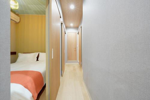 JR Namba within walking distance, 4 minutes walk from ASHI HARA BASHI Station on the circular line, 1F of a private house