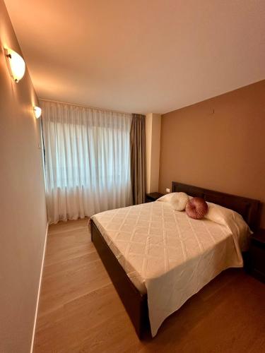 un dormitorio con una cama y una ventana en Residenza Degiuli, en Domodossola