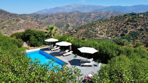 Caserío CarraspiteにあるSobremesa Boutiqueの山のそばのスイミングプール(パラソル、椅子付)