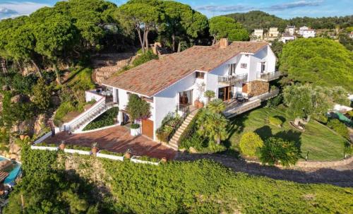 リョレート・デ・マルにあるVilla Panorama 360の高台の白家屋風景