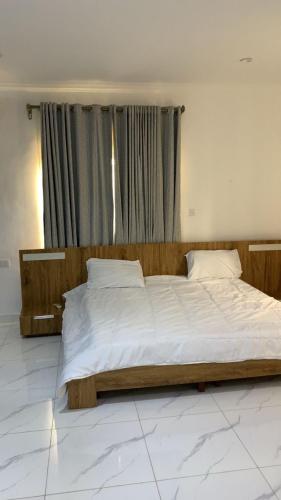 a large bed in a room with a window at 4 bedroom apartment in Igaun