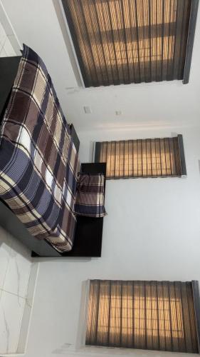 a room with three beds on the ceiling at 4 bedroom apartment in Igaun