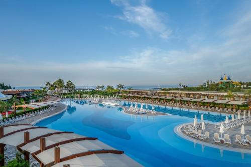 an aerial view of the pool at the resort at Baia Lara Hotel in Lara