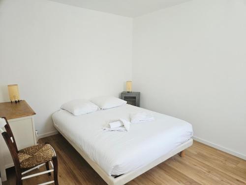 Ένα ή περισσότερα κρεβάτια σε δωμάτιο στο Appartement une chambre avec jardin