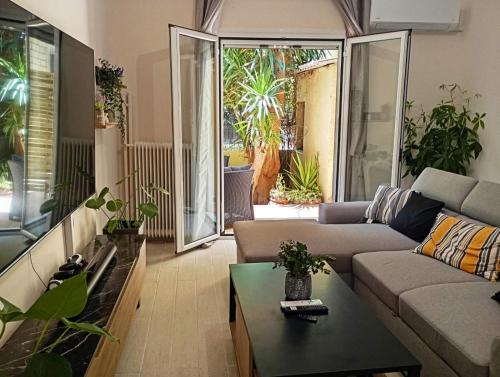 Ruang duduk di Ηome & Garden with parking close to Olympic Stadium