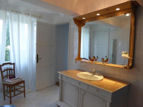 une salle de bain avec un lavabo et un miroir dans l'établissement 