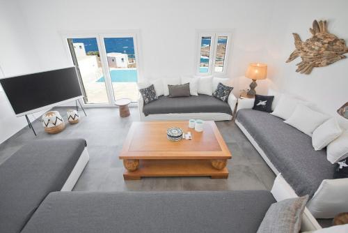 TV o dispositivi per l'intrattenimento presso Memos Luxury Living at Kithnos