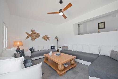 Area soggiorno di Memos Luxury Living at Kithnos