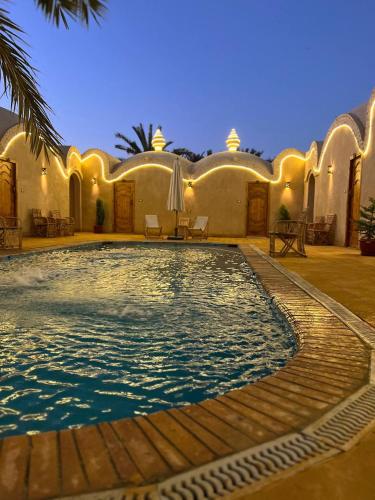 Der Swimmingpool an oder in der Nähe von Best One Siwa بيست وان سيوة