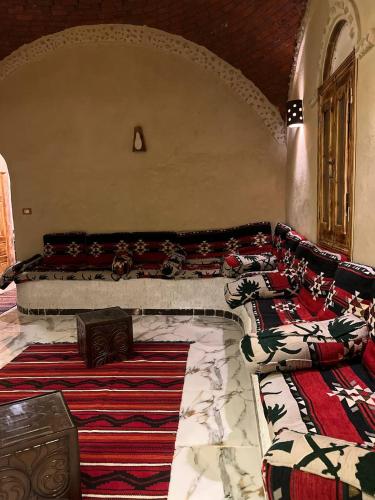 Ein Sitzbereich in der Unterkunft Best One Siwa بيست وان سيوة