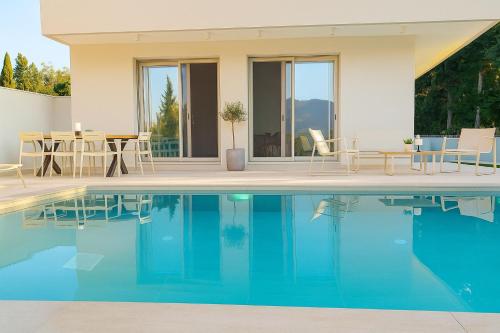 Bazén v ubytování Villa Harmony Luxury Resort nebo v jeho okolí