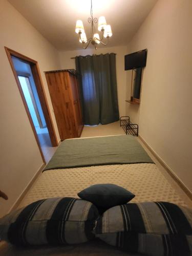 a bedroom with two beds and a window at Villa Rita in Cueva Grande