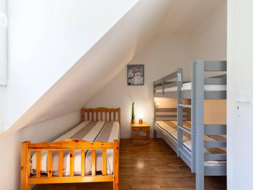 une chambre avec deux lits superposés et une échelle dans l'établissement Maison au centre, 4 pers, parking, animaux, près du téléphérique - FR-1-296-437, à Saint-Lary-Soulan