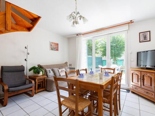 une salle à manger avec une table et des chaises dans l'établissement Maison au centre, 4 pers, parking, animaux, près du téléphérique - FR-1-296-437, à Saint-Lary-Soulan