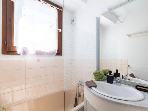 une salle de bain avec un lavabo et une baignoire et un lavabo dans l'établissement Appartement T2 avec jardinet, parking et casier à skis, quartier thermal, proche télécabine, 2 étoiles - FR-1-296-171, à Saint-Lary-Soulan