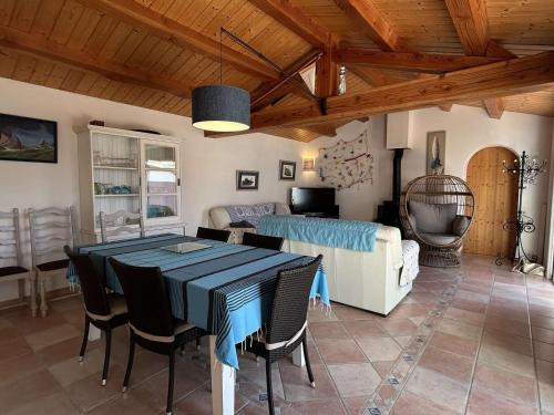 une salle à manger avec une table et un canapé dans l'établissement Maison 5 pièces, 8 couchages, proche plage et port, terrasse plein sud, ménage inclus - FR-1-224B-236, à Noirmoutier-en-l'lle