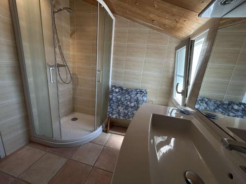 une salle de bain avec douche et lavabo dans l'établissement Maison 5 pièces, 8 couchages, proche plage et port, terrasse plein sud, ménage inclus - FR-1-224B-236, à Noirmoutier-en-l'lle
