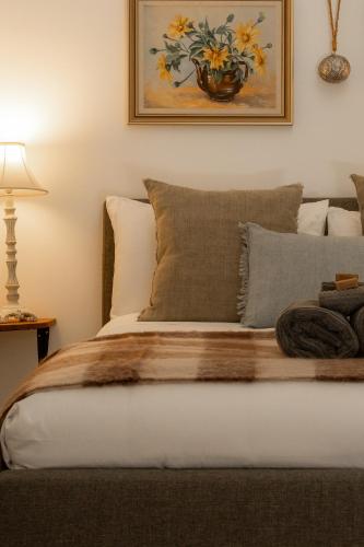 a bedroom with a large bed with at Glenoak Cottage in Sparkes Creek