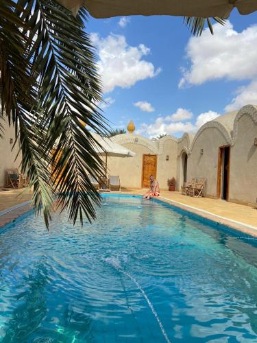 Der Swimmingpool an oder in der Nähe von Best One Siwa بيست وان سيوة