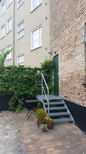 a building with a staircase and a green door at Lilla Hotellet in Lund