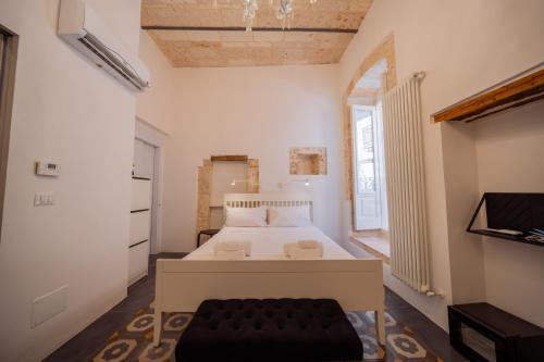 a small bedroom with a bed and a window at La Pupa coi baffi - Edificio Storico in Centro in Conversano