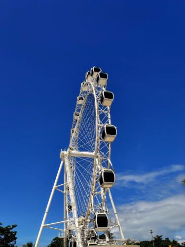 a large ferris wheel against a blue sky at NÉO 1 - 511 - Pajuçara - Inesquecível! in Maceió