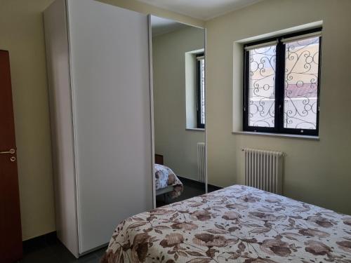 a bedroom with a bed and a window at Appartamento a Levante in Massafra