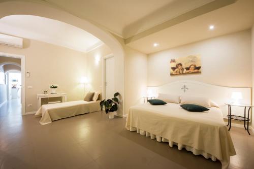 フィレンツェにあるSanta Maria Novella modern apartmentのベッドルーム1室(ベッド2台付)