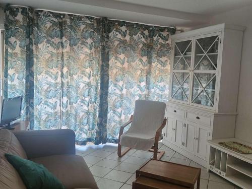 Appartement T2 en RDC avec terrasse, piscine, et parking - FR-1-195-47