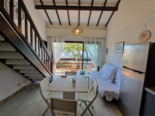 un salon avec une table et un canapé dans l'établissement Appartement lumineux à Marseillan, climatisé, parking privé, 5 pers. - FR-1-387-214, à Marseillan