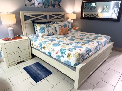 ein Schlafzimmer mit einem Bett und einem Spiegel in der Unterkunft Sapphire Gem VI - C203 in Nazareth