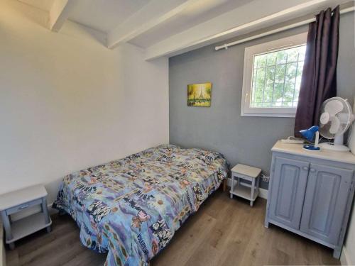 une petite chambre avec un lit et une fenêtre dans l'établissement Appartement 6 pers. avec piscine, tennis et pétanque - Marseillan - FR-1-387-36, à Marseillan
