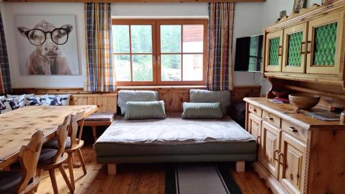 Χώρος καθιστικού στο Chalet Sennhütte Obertauern mit Zirbensauna und neuem XL Bad