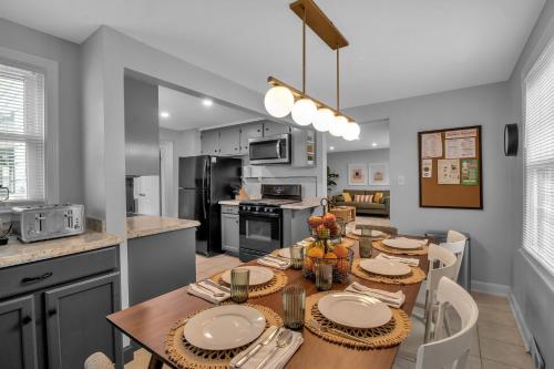 eine Küche und ein Esszimmer mit Tisch und Stühlen in der Unterkunft Family Home King Beds EV Charger WFH AC in Buffalo