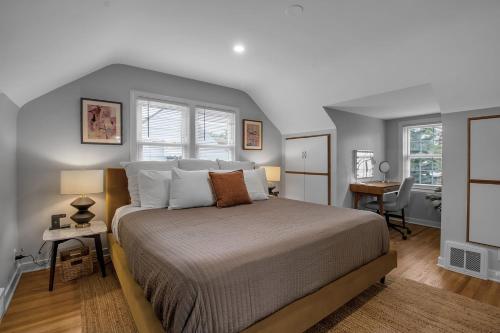 ein Schlafzimmer mit einem großen Bett und einem Schreibtisch in der Unterkunft Family Home King Beds EV Charger WFH AC in Buffalo