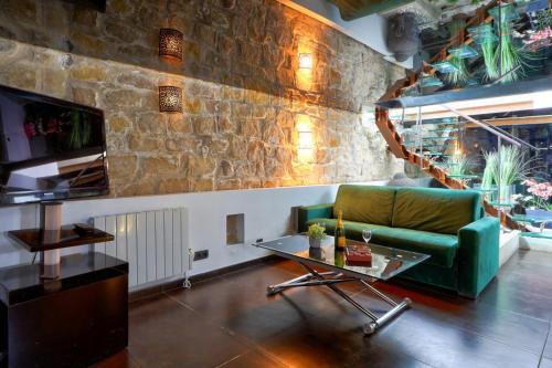 un salon avec un canapé vert et une table dans l'établissement 257 Suite Pouchet - Superbe Appartement à Paris, à Paris