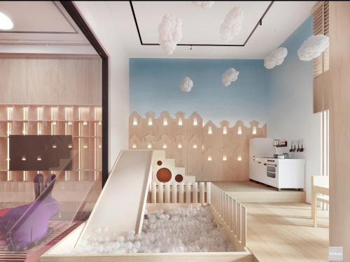 OsiekHotel Molo Resort的带滑梯和云朵的儿童游戏室