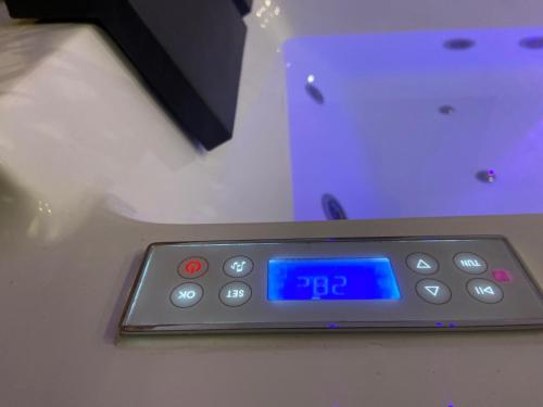 a remote control sitting on top of a table at Nuit Magique en Love Room avec Jacuzzi Privé in Vierzon