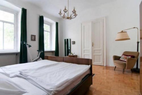 Grand, Central 2BR Apartment