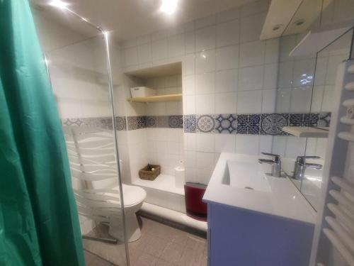 a bathroom with a toilet and a sink and a shower at Studio cosy 4 pers. front de neige avec WiFi à Montgenèvre - FR-1-266-85 in Montgenèvre