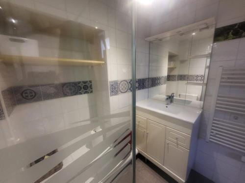 une salle de bain blanche avec un lavabo et une douche dans l'établissement Studio cosy 4 pers. front de neige avec WiFi à Montgenèvre - FR-1-266-85, à Montgenèvre