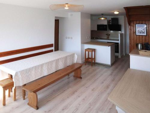 une chambre avec un grand lit et une cuisine dans l'établissement Appartement Duplex pour 12 pers, aux pieds des pistes avec gardien - FR-1-322-573, aux Orres