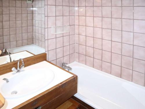 une salle de bain avec un lavabo et une baignoire dans l'établissement Appartement Duplex pour 12 pers, aux pieds des pistes avec gardien - FR-1-322-573, aux Orres