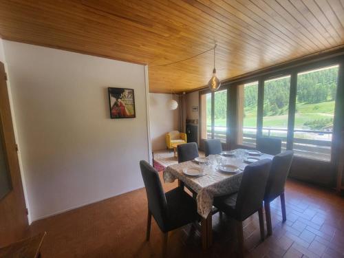 une salle à manger avec une table et des chaises dans l'établissement Duplex 65m² face aux pistes, balcon plein sud, 2 chambres, tout équipé, ascenseur - FR-1-266-157, à Montgenèvre