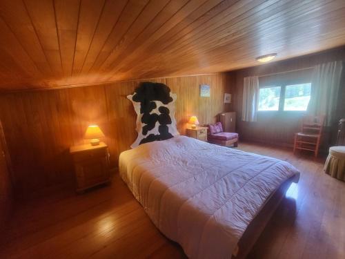 une chambre avec un grand lit dans une pièce dans l'établissement Duplex 65m² face aux pistes, balcon plein sud, 2 chambres, tout équipé, ascenseur - FR-1-266-157, à Montgenèvre