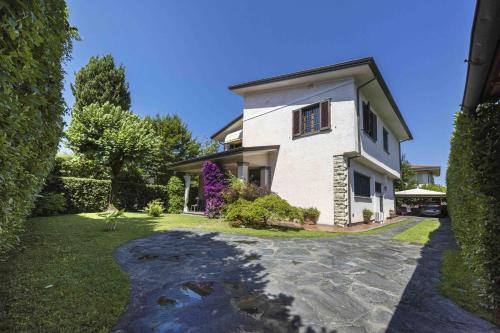 a large white house with a yard at Villa Federica by MMega in Forte dei Marmi